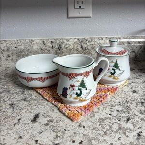 Anchor Hocking Holiday Memories sugar and creamer set with a bowl, Christmas